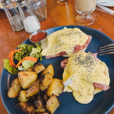 eggs benedict at First Watch Cafe